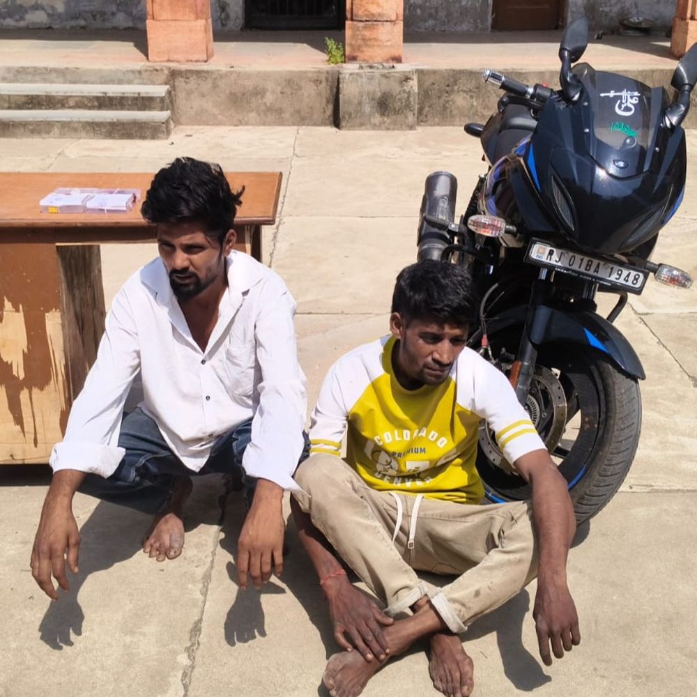 सूने मकान का ताला तोड़कर गहने-नगदी चोरी, 2 आरोपी गिरफ्तार:नशे की लत पूरी करने के लिए की वारदात, दोनों के खिलाफ 10 मुकदमें दर्ज