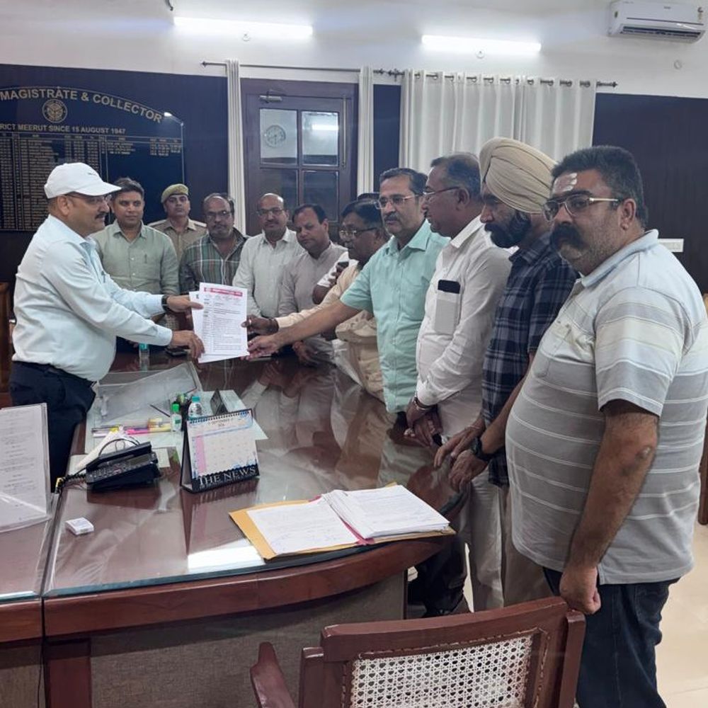 मेरठ के बाजारों में काले झंडे लगने का सिलसिला जारी:संयुक्त व्यापार संघ के पदाधिकारियों ने DM से मुलाकात कर व्यापार को बचाने के लिए सौंपा ज्ञापन