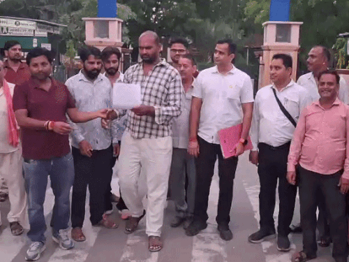 निर्दलीय प्रत्याशी का पर्चा खारिज, कलेक्ट्रेट पहुंचे समर्थक:नामांकन में सिविल डिफेंस की जानकारी नहीं दी, सांख्यिकी फॉर्म में भाजपा लिखा