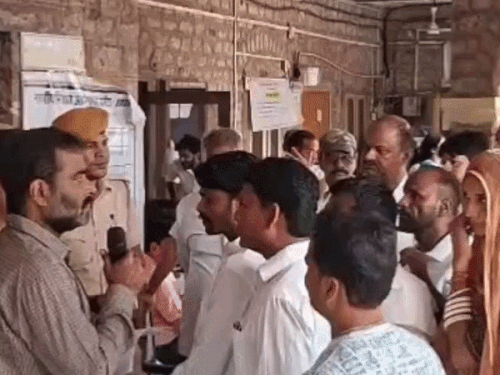 बीजेपी से 53 और कांग्रेस से 42 नॉमिनेशन खारिज:8 वार्ड में दोनों पार्टियों के बीच सीधा मुकाबला; नाम वापसी के बाद कल तस्वीर होगी साफ