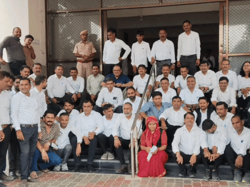 जालोर में वकीलों ने किया प्रदर्शन, कार्य बहिष्कार की चेतावनी:बोले- चिन्हित मामलों के निपटारे में 5 साल पुराने केस भी शामिल करें
