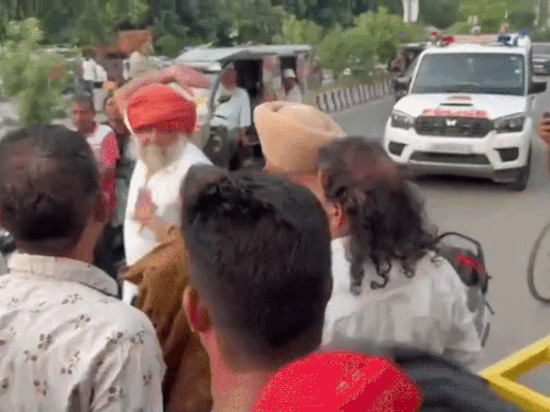 अमृतसर में सड़क जाम कर प्रदर्शन के दौरान हंगामा:रास्ता खोलने को लेकर बुजुर्ग और महिला में बहस, हाथापाई की नौबत आई
