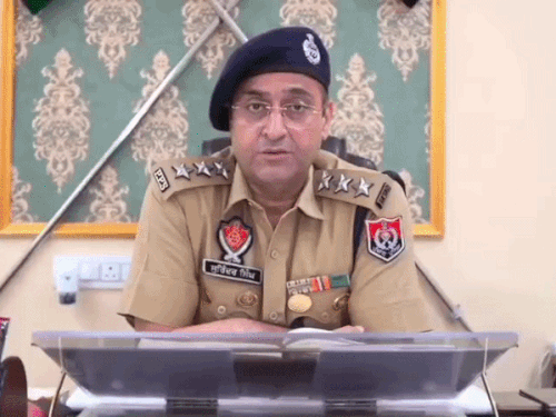 अमृतसर के श्री दरबार साहिब में बेअदबी:गुटका साहिब के अंग फाड़कर महिला की चुन्नी के पल्लू से बांधे, आरोपी गिरफ्तार
