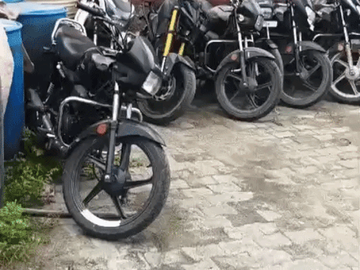 उदयपुर में चोरी की 12 बाइक बरामद, एक गिरफ्तार:मोटरसाइकिल चुराकर जंगल में छिपा देते बदमाश, अन्य आरोपियों की तलाश में सुखेर थाना पुलिस