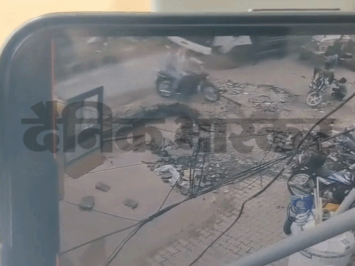 पानीपत निगम की लापरवाही, गड्ढे में गिरे बाइक सवार, VIDEO:कमिश्नर ने SDO और XEN को किया चार्जशीट, कंपनी पर 10 लाख का जुर्माना