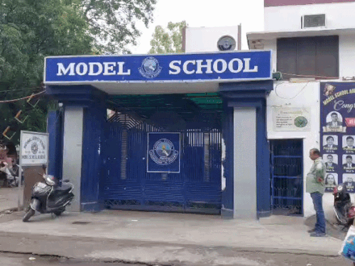 रोहतक में शिक्षक दिवस पर मॉडल स्कूल में हंगामा:काली पट्टी बांधकर दिया धरना, चेयरमैन डीसी से लगाई गुहार, कटौती वापस लेने की मांग