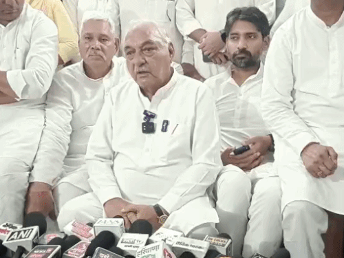 भिवानी पहुंचे पूर्व सीएम:हुड्‌डा बोले- प्रदेश में कानून व्यवस्था ठप, कर्जा बढ़ाया, किसानों की दोगुना आय करने वाली सरकार ने लागत बढ़ाई