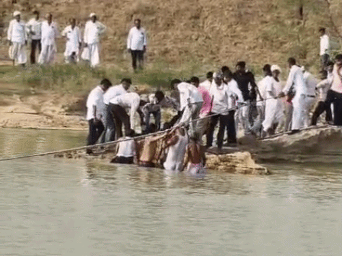 कृष्ण प्रतिमा विसर्जन के दौरान तालाब में डूबा युवक:मौत पैर फिसलने से गहरे पानी में गिरा, तीन घंटे की मशक्कत के बाद निकाला शव