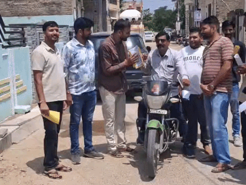 नगर परिषद चुनाव में आज शाम 5 बजे प्रचार थमेगा:बाइक पर स्पीकर लगाया, प्रत्याशी घर-घर पहुंचकर पैर छूकर मतदाताओं से वोट मांग रहे
