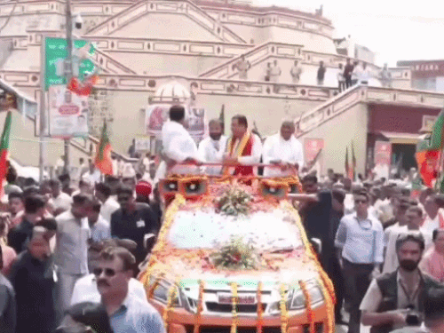 बीजेपी ने पूर्व मेयर सहित 41-कार्यकर्ताओं को पार्टी से निकाला:कोटा में आज सीएम का रोड शो; सीकर में विधायक को लड्डुओं से तोला
