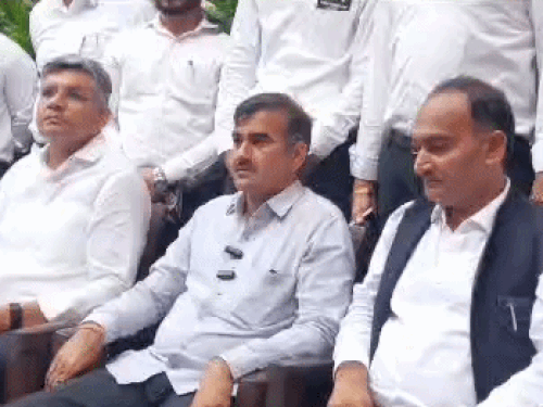 बार एसोसिएशन चुनाव में पूर्व प्रधान के गड़बड़ी के आरोप:रोहतक में पत्रकारों से बोले, चुनाव अधिकारी रच रहा षड़यंत्र, दुर्भावना से किया काम