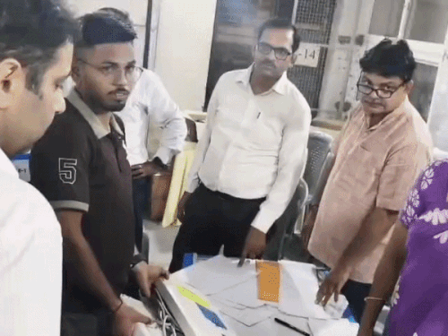 चुनाव से पहले प्रशासन ने लिया जायजा:5 नगरपालिकाओं के मतदान दलों का रेंडमाइजेशन, स्ट्रांग रूम में EVM जांची, मॉक-पोल समय पर कराने के निर्देश