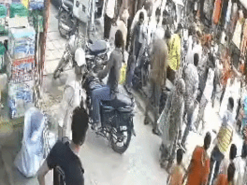 पानीपत में कार सवारों ने बाइक सवार को पीटा:किशोर को नीचे उतारते हुए लाठी-डंडों से किया हमला, अधमरा कर हुए फरार