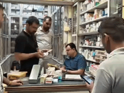 रोहतक में ड्रग कंटोलर टीम की मेडिकल स्टोर पर रेड:प्रतिबंधित दवाईयां मिलने पर स्टोर संचालक पर कार्रवाई, शो कॉज नोटिस किए जारी