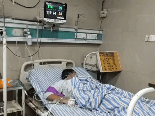 प्रेमी से शादी की जिद युवती को पड़ी भारी:गंभीर हालत में अस्पताल में भर्ती, लोगों का दावा- गले में था फंदा, परिजन फरार