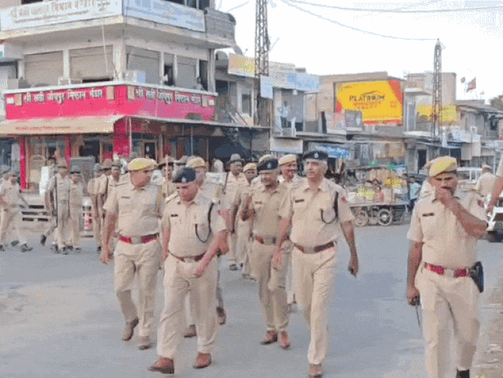 बाड़मेर की चौहटन नगरपालिका के 20 वार्डों में चुनाव कल:8 पांइट पर 20 बूथ बनाए, 6 क्रिटिकल वार्ड; मतदान दल पहुंचा पोलिंग स्टेशन