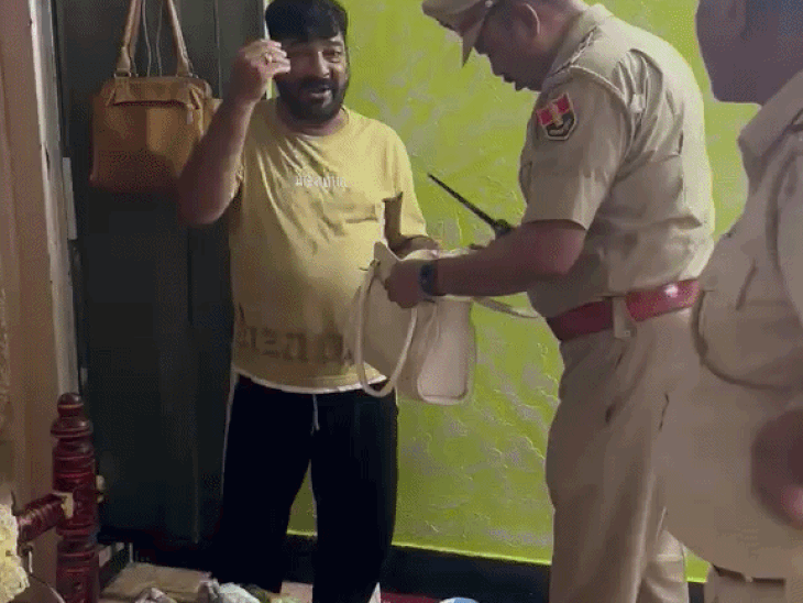उदयपुर में देर रात तीन हिस्ट्रीशीटर के घर पर ​दबिश:अवैध हथियार की संभावना पर ली तलाशी, अलमारी, बैगों की चेकिंग के बाद परिजनों को चेताया