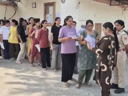 राज्य पात्रता परीक्षा-चेकिंग कर एक घंटे पहले दी एंट्री:अजमेर में 37 सेंटर पर 13 हजार से ज्यादा कैंडिडेट्स, सुबह 11 से दोपहर 2 बजे तक एग्जाम