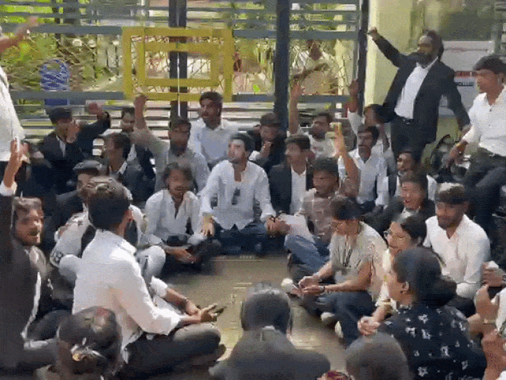 RDVV के लॉ छात्रों ने किया परीक्षा का बहिष्कार:आउट ऑफ सिलेबस मिला हिंदी का पेपर; एनएसयूआई के साथ कुलगुरु निवास पर दिया धरना