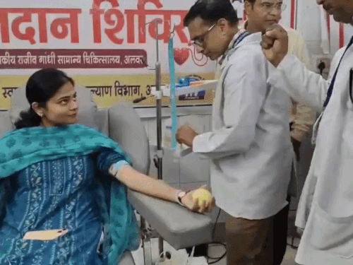अलवर कलेक्टर डॉ. अर्तिका शुक्ला ने किया रक्तदान:बोलीं- कॉलेज के बाद ब्लड डोनेशन करने का अब मौका मिला; CEO और OSD भी जुड़े