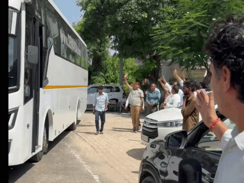 अलवर-बीजेपी ने 40 चेहरे दिखा मेयर बनाने का दावा किया:कांग्रेस नेताओं को क्रॉस वोटिंग की उम्मीद, बाड़ेबंदी से निकले पार्षद, कल वोट डालने पहुंचेंगे
