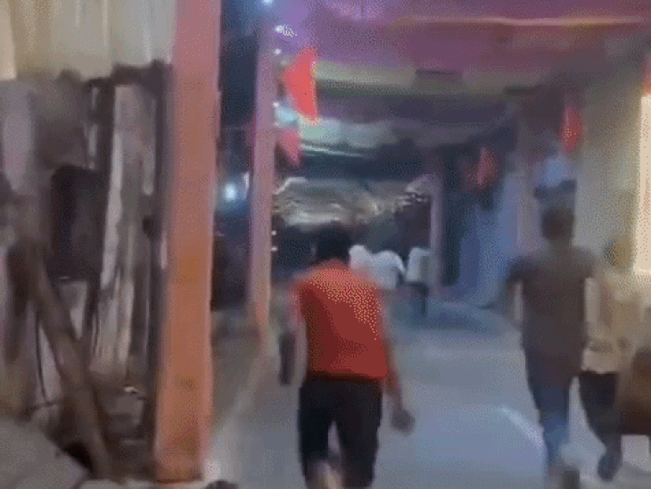 आगरा में गणेश पंडाल पर 20 लड़कों ने किया पथराव-VIDEO:माहौल बिगाड़ने की कोशिश, एक आरोपी को पकड़कर पुलिस को सौंपा, फोर्स तैनात
