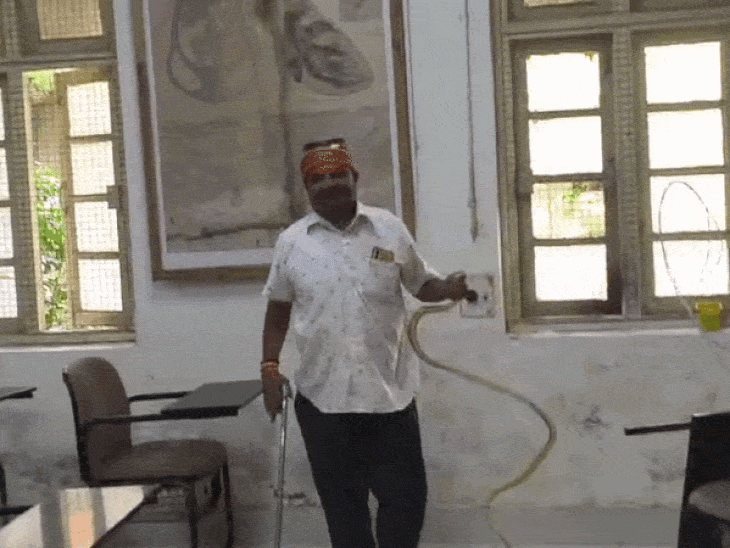 जबलपुर मेडिकल कॉलेज के एनाटॉमी विभाग में घुसा सांप:छात्रों में मची अफरा-तफरी; सर्प विशेषज्ञ ने रेस्क्यू कर बरगी के जंगल में छोड़ा