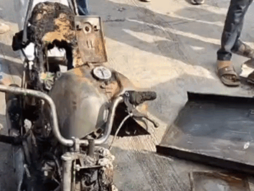 हाईटेंशन लाइन के करंट से मकान में लगी आग:कूलर-फ्रिज-बाइक समेत सामान जलकर राख, कांग्रेस नेता बोले-नुकसान की भरपाई करेंगे
