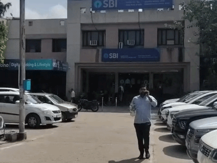 आगरा में टली बैंकों की तीन दिन की हड़ताल:IBA और UFBU की बैठक में बनी सहमति, सोमवार से सामान्य रहेंगी बैंकिंग सेवाएं,ग्राहकों और व्यापारियों को राहत