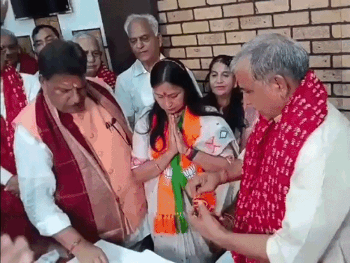 अलवर में कुर्सी संभालते ही मेयर को जयपुर बुलाया:कार्यभार संभालने में 4 दिन का समय लगा, डिप्टी मेयर ने अपना कमरा बदलवाया