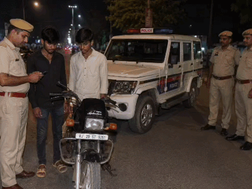 चोरी की बाइक लेकर घूम रहे दो युवक गिरफ्तार:पुलिस ने नाकाबंदी कर पकड़ा; चेसिस और इंजन के आगे के नंबर घिसे मिले