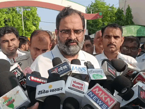 JP-फौजी की जुबानी जंग में कूदे बृजेंद्र सिंह:भिवानी में पूर्व सांसद बोले- दोनों गलत, भाषा पर नियंत्रण जरूरी; पार्टी को सब दिखता है