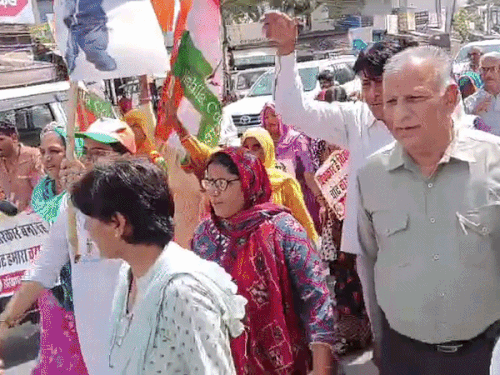 नारनौल में कांग्रेस ने निकाला रोष मार्च:मुख्य चुनाव आयुक्त के खिलाफ प्रदर्शन, महावीर चौक पर पुतला दहन; अशोक तंवर ने किया नेतृत्व