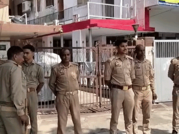 आगरा में CEC के पैतृक आवास पर सुरक्षा बढ़ाई:पुलिस फोर्स तैनात, हर गतिविधि पर नजर,कांग्रेसियों ने प्रदर्शन कर घर पर कालिख पोत अपशब्द लिखे थे