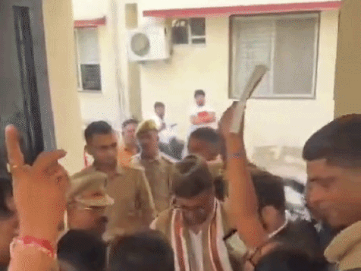 CEC आवास प्रदर्शन मामला,कोर्ट में पेशी के दौरान कांग्रेसी पहुंचे:जेल चले भाई जेल चले’ के नारे लगाए, हत्या के प्रयास समेत कई धाराओं में केस दर्ज