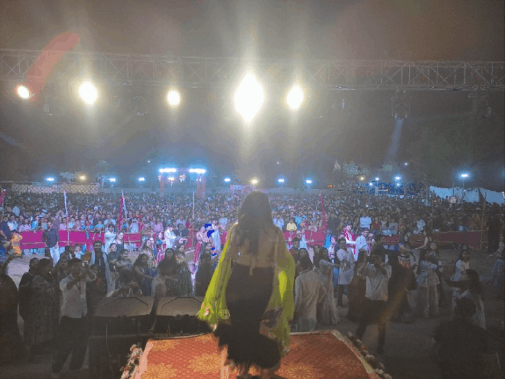 पाली में गरबा महोत्सव के अंतिम दिन उमड़ा जनसैलाब:‘तारक मेहता का उल्टा चश्मा’ फेम सिम्पल कौल ने मंच पर पहुंचते ही बांधा समां