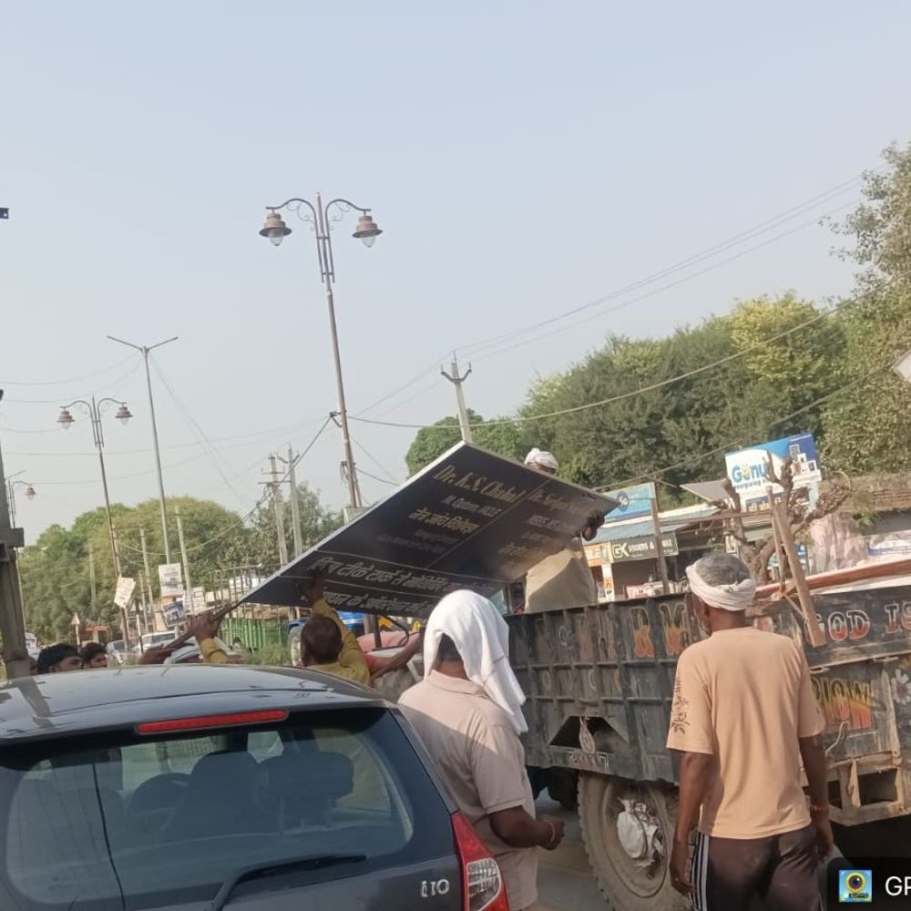 रतिया के बाजार में लगे अवैध बोर्ड-फ्लेक्स उतरवाए:नगर पालिका टीम ने चलाया अभियान, दर्जनों जब्त किए, दोबारा लगाने पर कार्रवाई की हिदायत