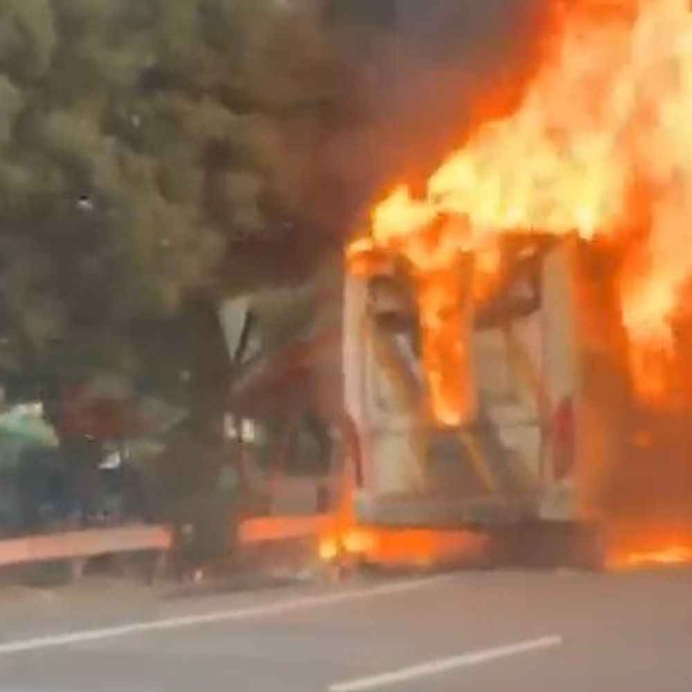 नोएडा में जो बस जली उसके 36 चालान:फिर भी 32 यात्रियों को लेकर दौड़ रही थी, डबल डेकर बस में इंजन के पास धुआं उठा