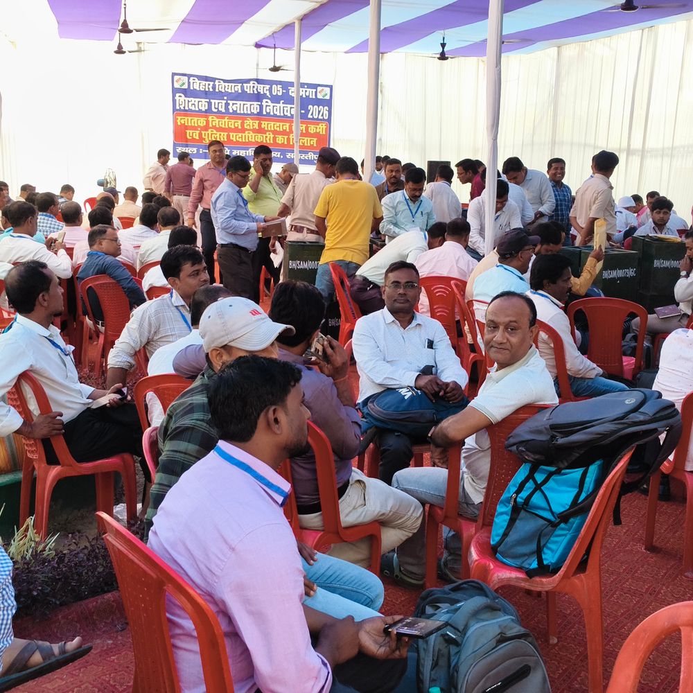 समस्तीपुर में स्नातक-शिक्षक MLC चुनाव की तैयारी पूरी:58 मतदान केंद्रों पर वोटिंग; लॉ कॉलेज में मतदान सामग्री बांटकर रवाना की गईं पोलिंग पार्टियां