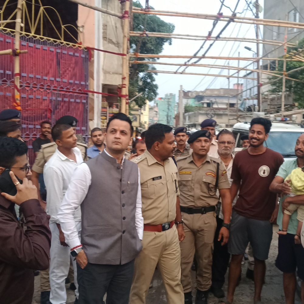 मधुबनी डीएम और एसएसपी ने किया पंडालों का निरीक्षण:3,500 से अधिक असामाजिक तत्वों से भरवाया गया बॉन्ड, 53 पर सीसीए के तहत कार्रवाई