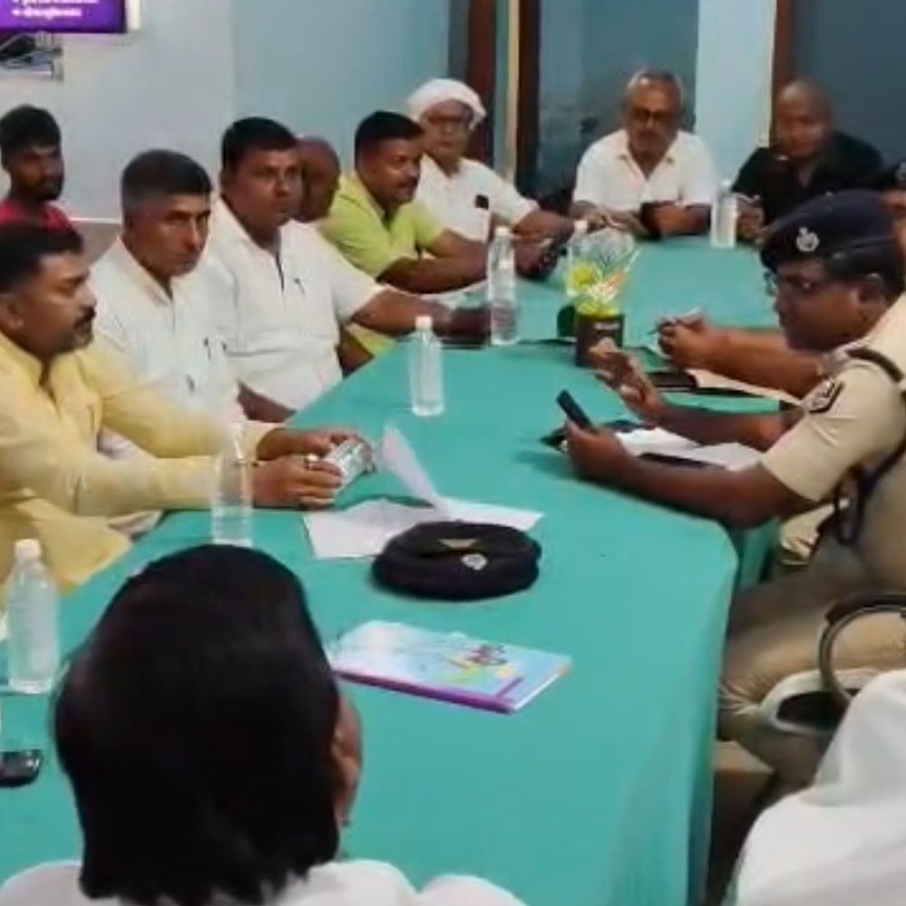 बेतिया में दुर्गा पूजा को लेकर सख्ती, DJ पर रोक:संवेदनशील इलाकों में मजिस्ट्रेट के साथ तैनात रहेगी पुलिस, पंडालों में CCTV अनिवार्य