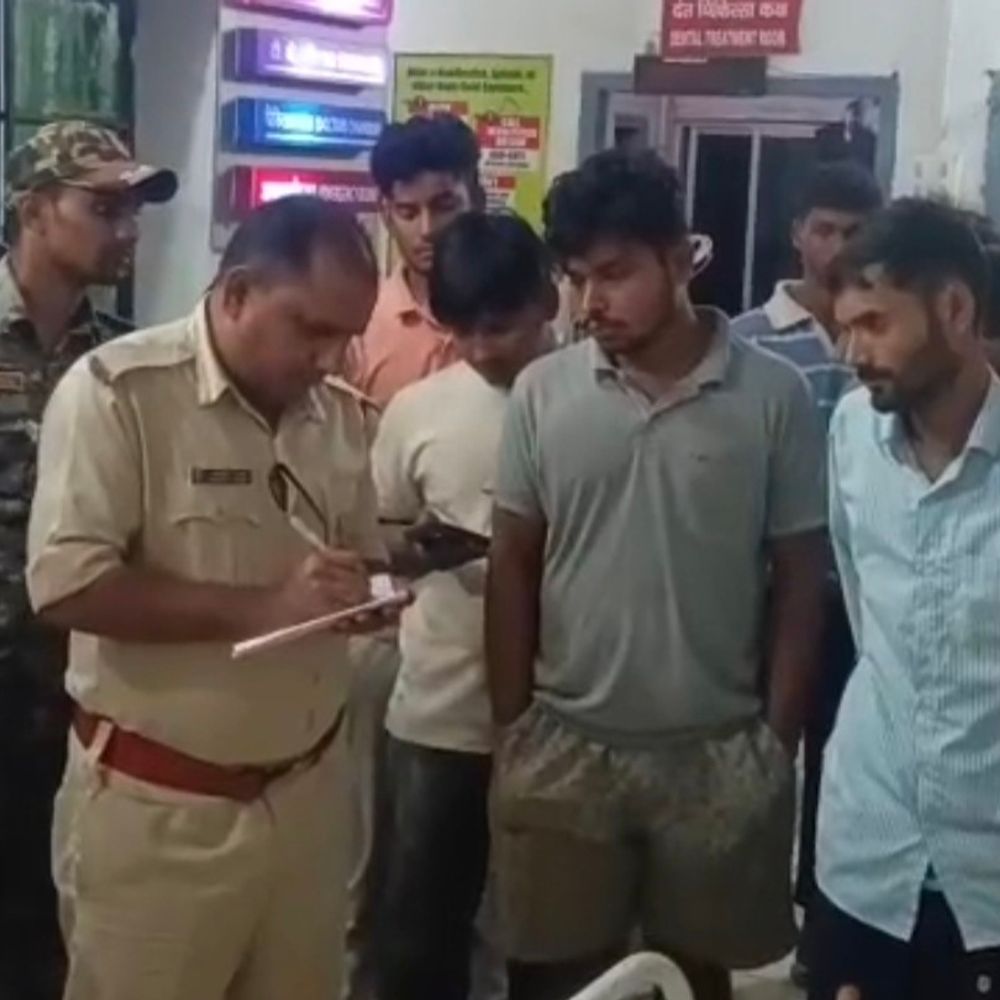 बांका में करंट लगने से युवक की मौत:भीगी सीढ़ी पर चढ़ते समय लगा झटका, बचाने पहुंचा भाई घायल