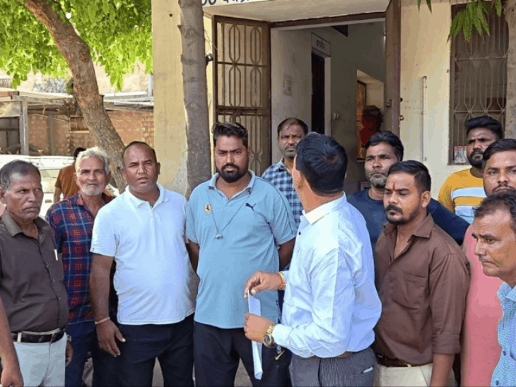 पाली में सफाईकर्मी कर रहे सर्टिफिकेट की मांग:बोले- भर्ती में प्रमाण पत्र की जरूरत, निगम आयुक्त को सौंपा ज्ञापन