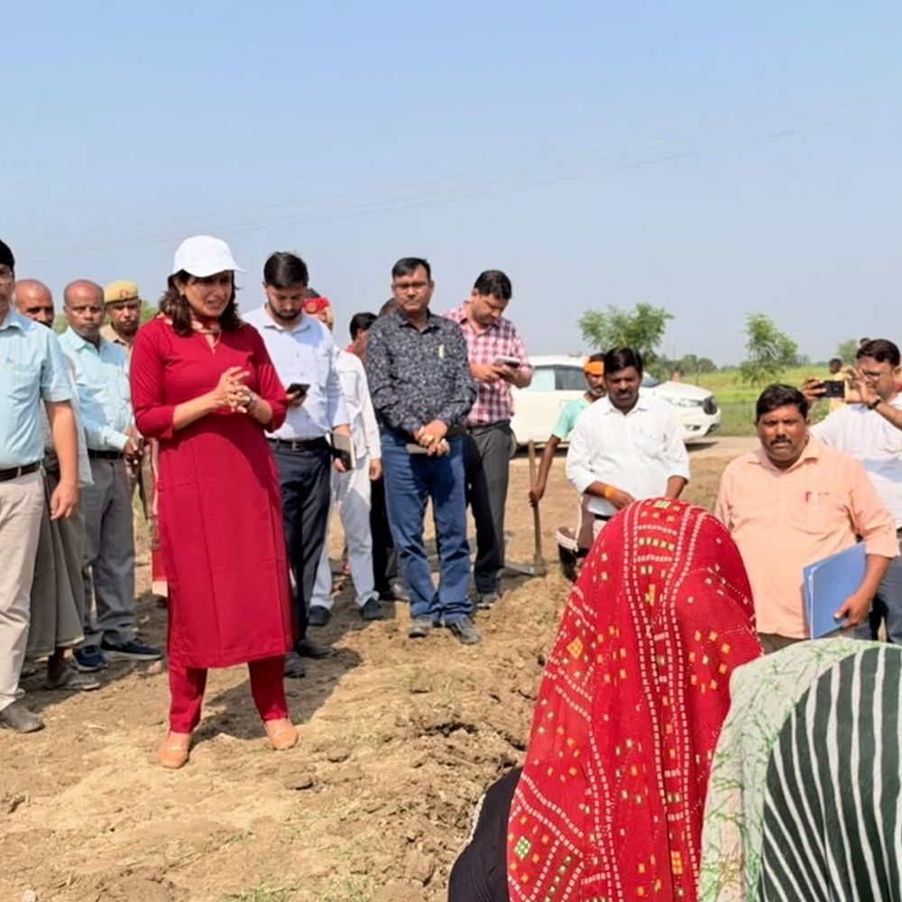 फर्रुखाबाद में डीएम ने फावड़ा चलाकर किया श्रमदान:गांधी गांव में श्रमिकों से मजदूरी और सुविधाओं की जानकारी ली, मरम्मत के निर्देश