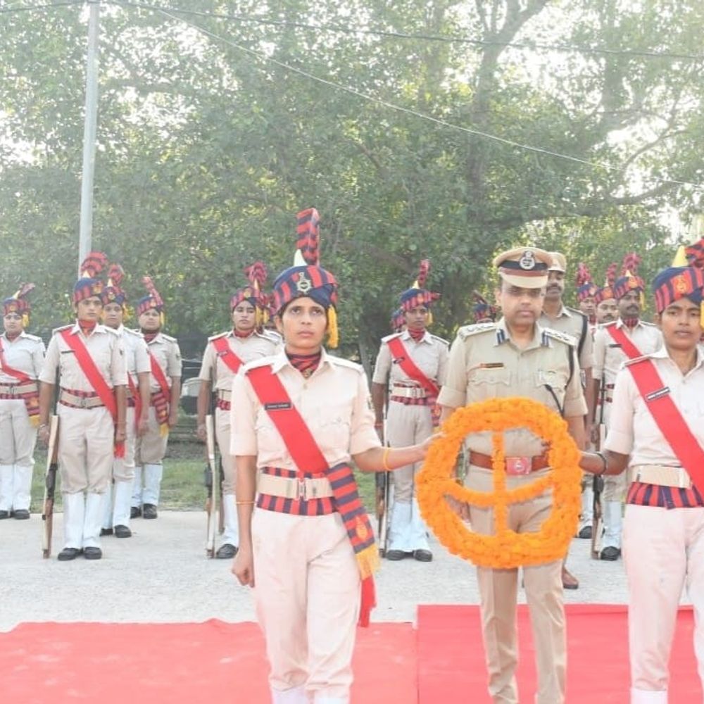 बेतिया पुलिस केंद्र में मनाया गया पुलिस संस्मरण दिवस:DIG और SP ने शहीद जवानों को दी श्रद्धांजलि, सुरक्षा का संकल्प लिया