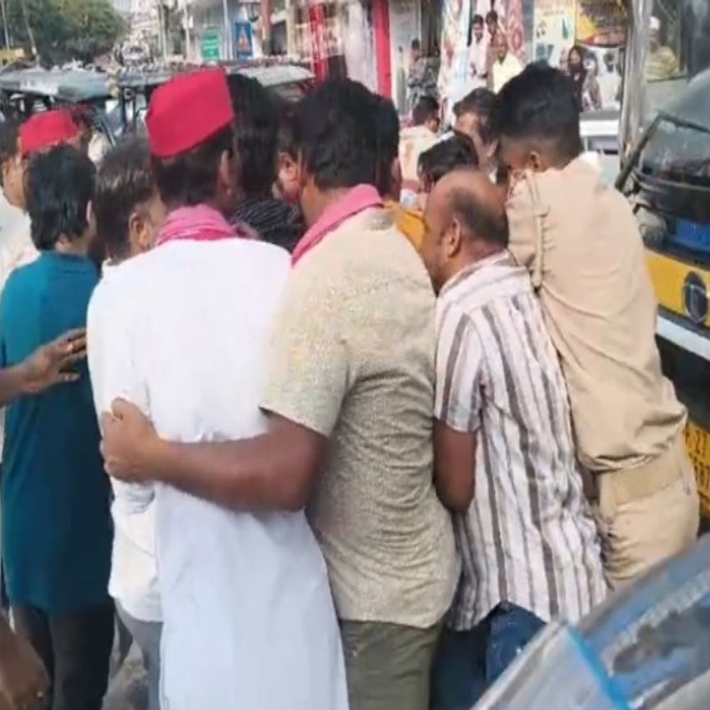 मुख्य चुनाव आयुक्त का पुतला फूंकने पर पुलिस-सपाइयों में धक्का-मुक्की:जिलाध्यक्ष बोले- संविधान बचाने के लिए किया प्रदर्शन, पुलिस ने छीना पुतला