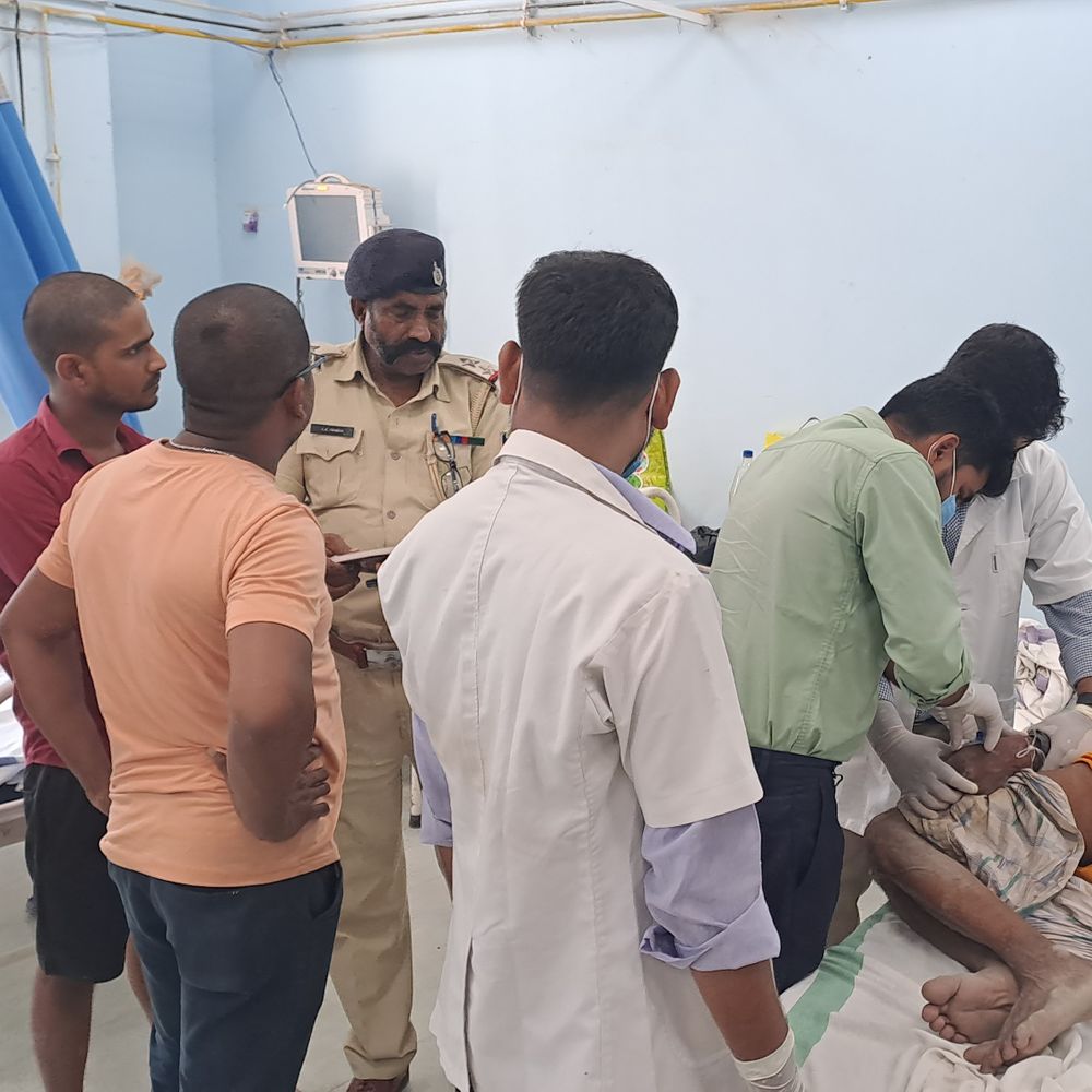गोपालगंज में ई-रिक्शा चालक को नशीला पदार्थ खिलाकर लूटा:बदमाश रिक्शा लेकर भागा, ड्राइवर सदर अस्पताल में भर्ती