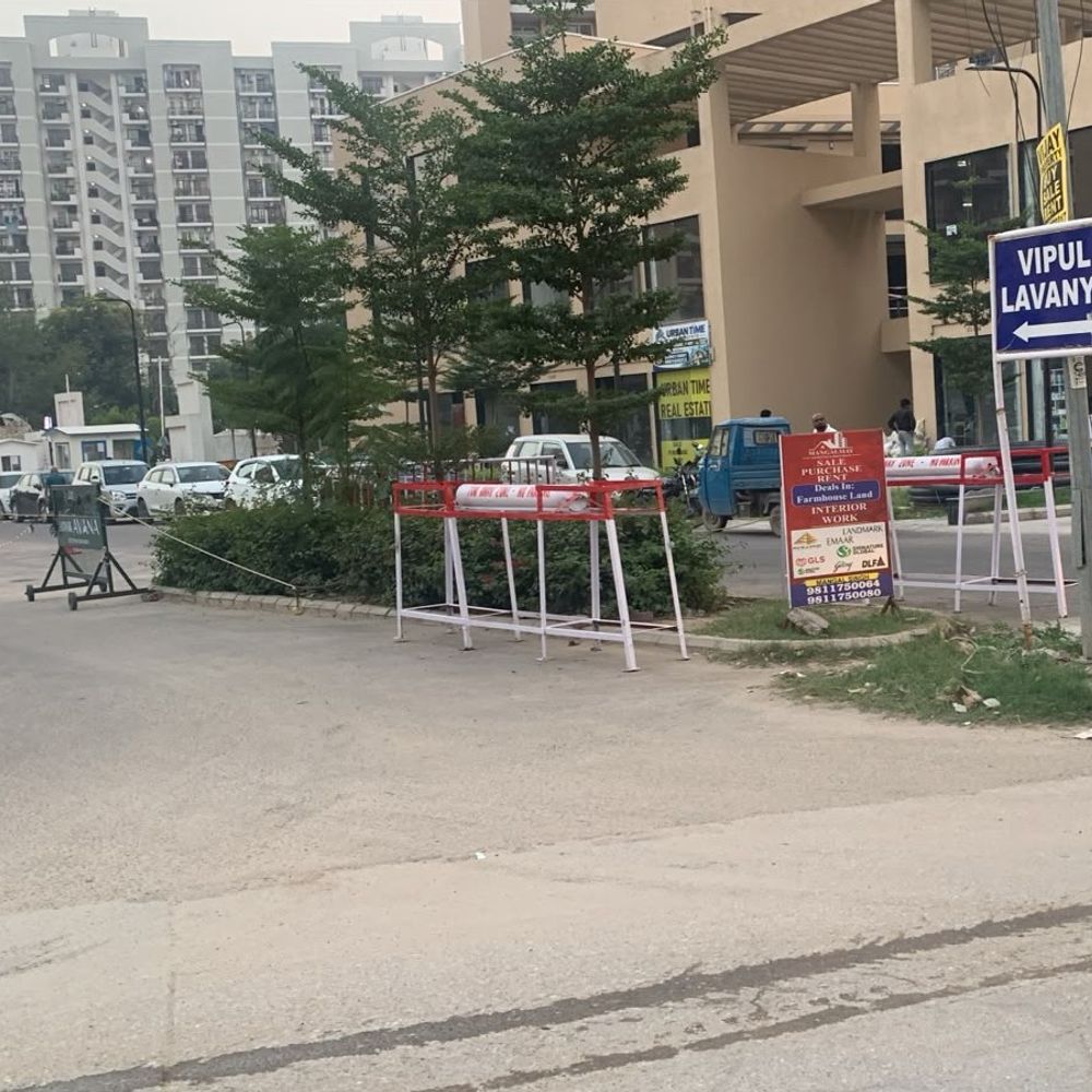 गुरुग्राम की सोसाइटी की एंट्री रोड से अवैध पार्किंग हटाई:डीसीपी मानेसर के निर्देश पर पुलिस ने की कार्रवाई, वाहन ड्राइवरों को होती थी परेशानी