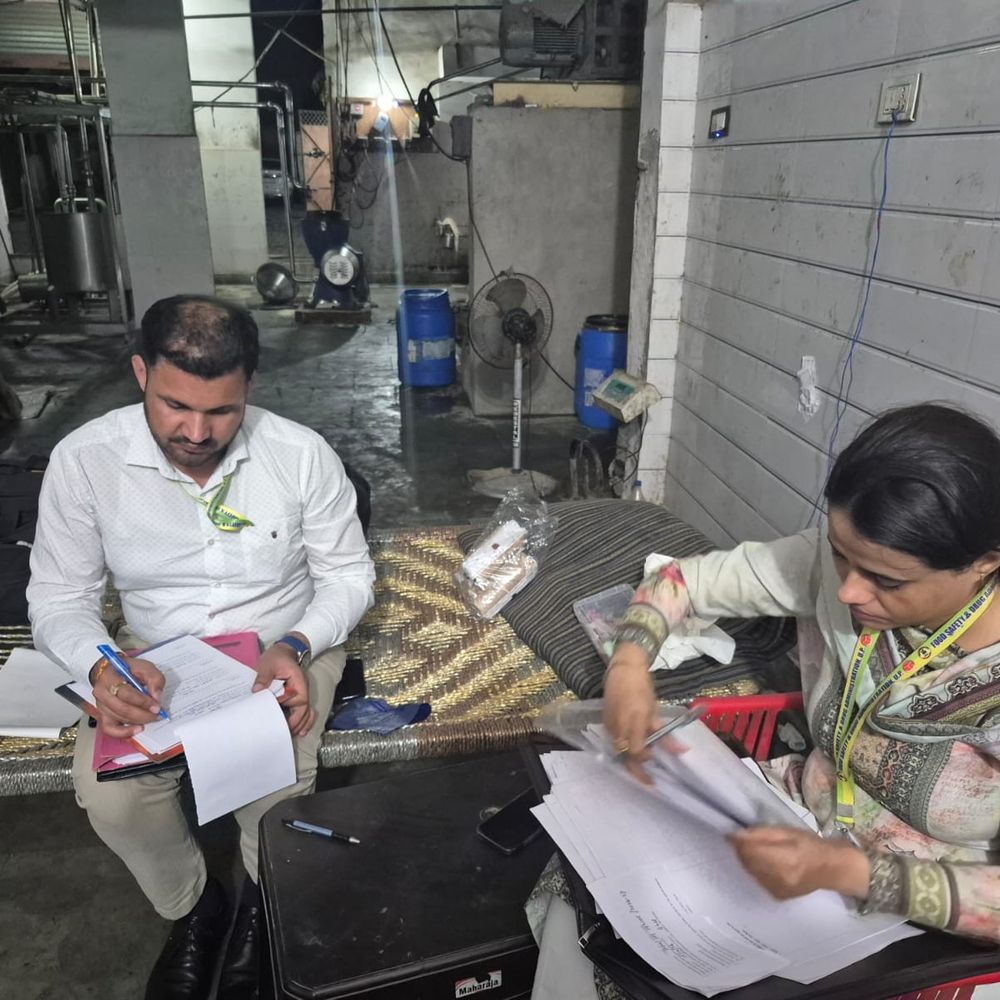 हापुड़ में घी फैक्ट्री पर छापा,5.34 लाख का घी सीज:रिफाइंड पाम ऑयल जब्त, मिलावट की आशंका पर 4 नमूने जांच के लिए भेजे