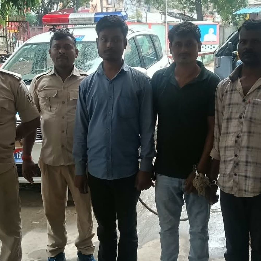 पीरो में शराब पीने के आरोप में तीन गिरफ्तार:मुकेश कुमार, प्रमोद कुमार शाह और कन्हैया शाह को पेशी के लिए आरा भेजा गया